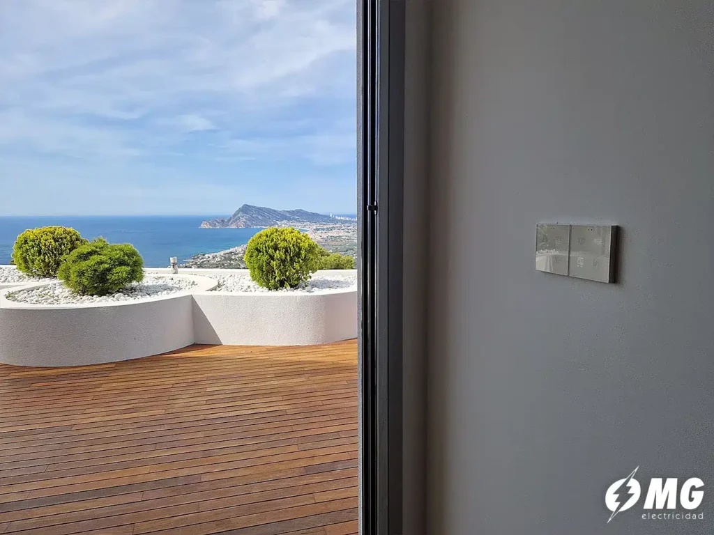 Domotics KNX Altea Alicante - Dokunmatik teras anahtarı